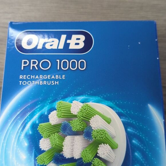Oral-B Pro 1000 Rechargeable Toothbrush - Picture 2 of 5